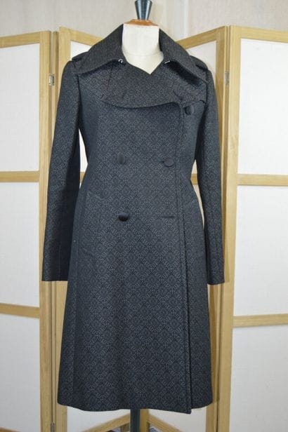 CELINE

Manteau forme trench en tissu damassé...