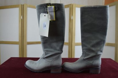 FREE LANCE 

Paire de bottes en cuir gris...