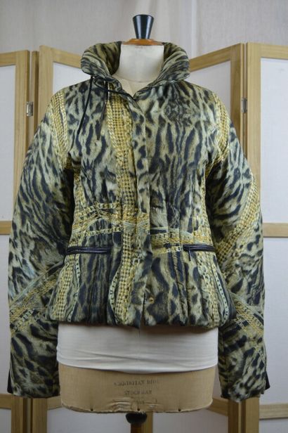 ROBERTO CAVALLI

Doudoune courte imprimé...