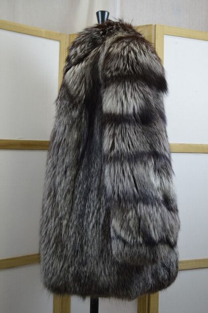 Veste / manteau court en renard gris à ramage...