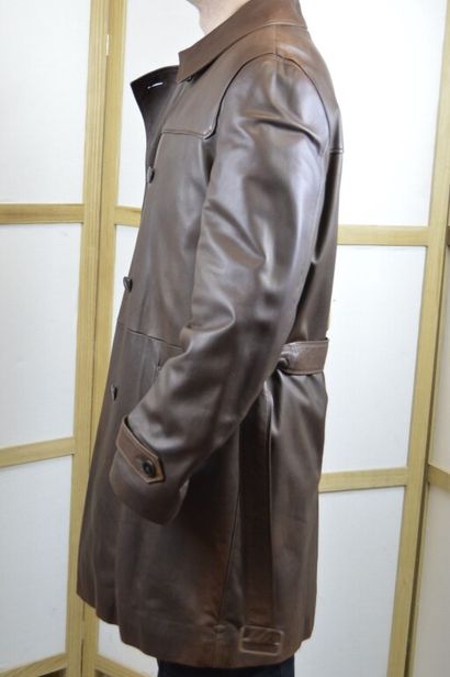 LORO PIANA

Trench d'homme en cuir marron...