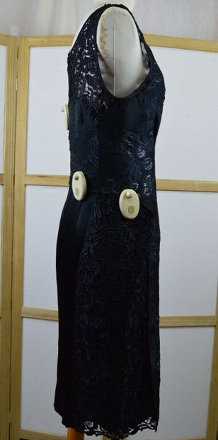 NINA RICCI. 

Robe droite sans manches en...