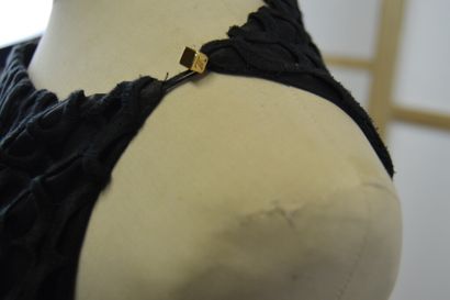 LOUIS VUITTON

Robe droite noire sans manche...