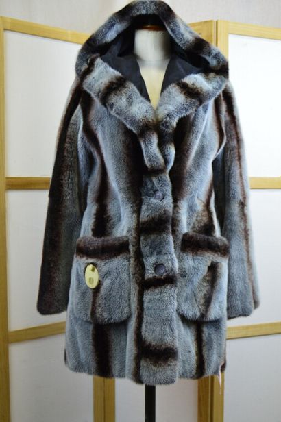 GIULIANA

Manteau 3/4 à capuche en vison...