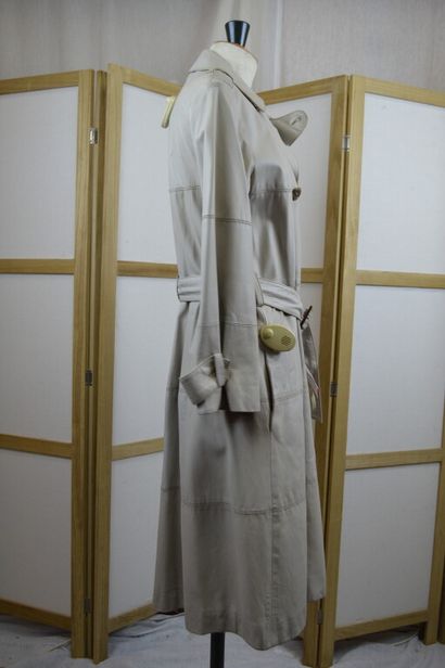 LOUIS VUITTON

Trench en cuir d'agneau beige

Taille...