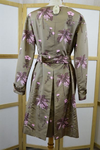 PRADA. 

Robe manteau de cérémonie à manches...