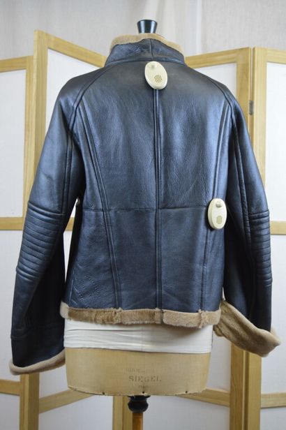 MARCO BALDASSI

Veste en peau lainée noire,...