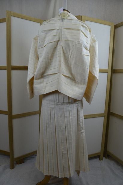 ISSEY MIYAKE

Ensemble veste et jupe portefeuille...