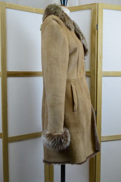 PELLESSIMO 

Manteau ¾ en peau lainé en fourrure...