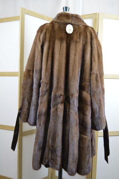 SAGAMINK

Manteau long en vison lunaraine

Pas...
