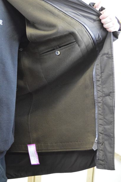 HERMES

Parka d'homme marron, la doublure...
