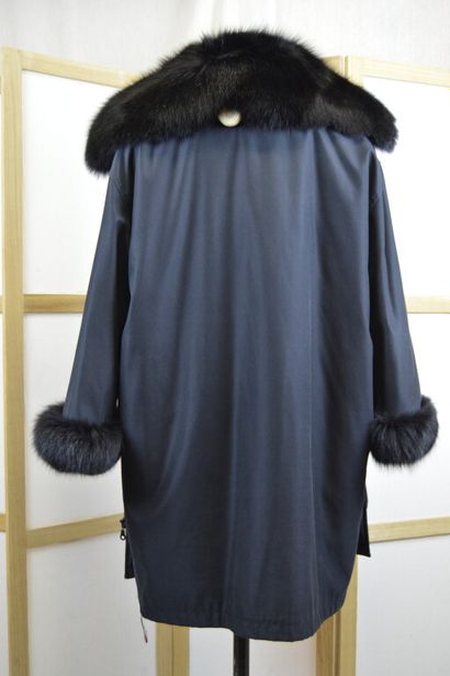 NINA RICCI

Pelisse noire avec col et emmanchure...