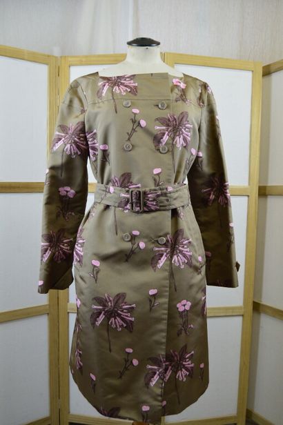 PRADA. 

Robe manteau de cérémonie à manches...