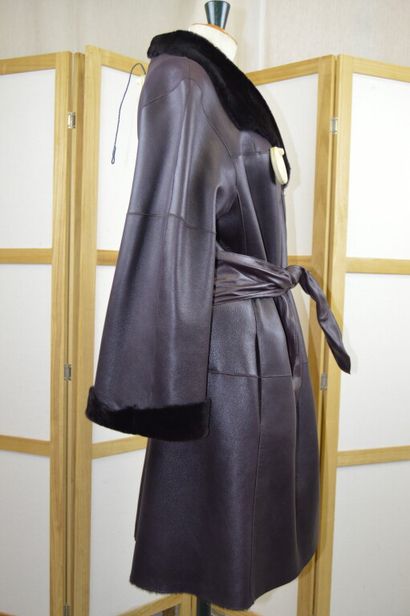 PAULE KA 

Manteau long en peau lainé aubergine...