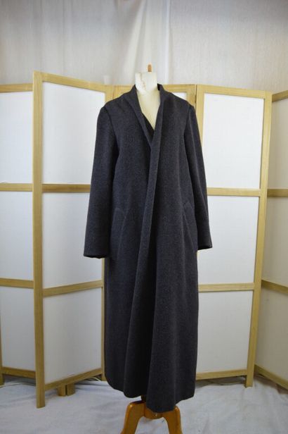 HERMES, Paris. 

Manteau châle long en lainage...