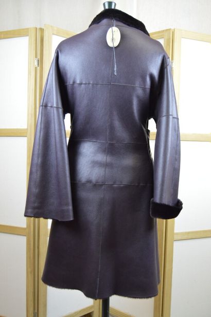PAULE KA 

Manteau long en peau lainé aubergine...