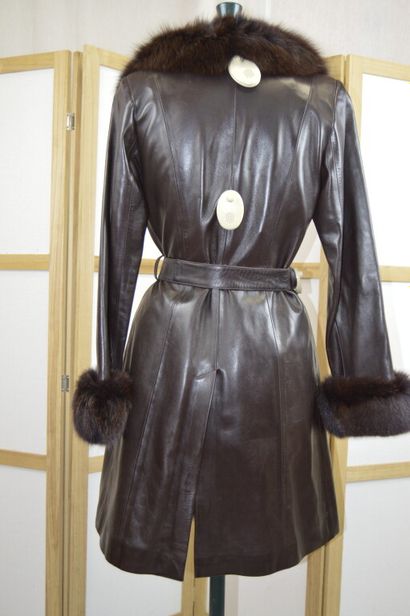HYPOTHESE

Manteau 7/8 en cuir chocolat,...
