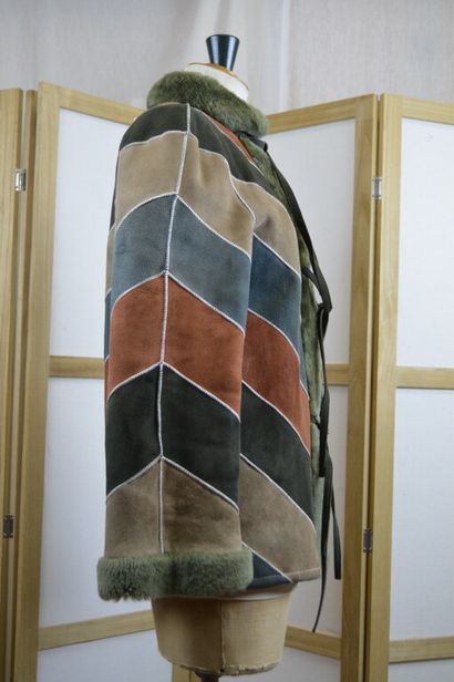 DIOR

Manteau court en peau lainé patchwork...