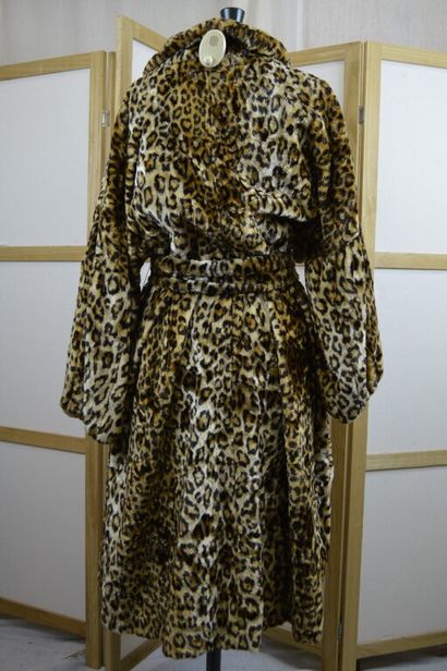 NICA RICCI

Manteau long en fausse fourrure...