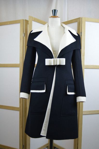 VALENTINO

Manteau en lainage noir et blanc...