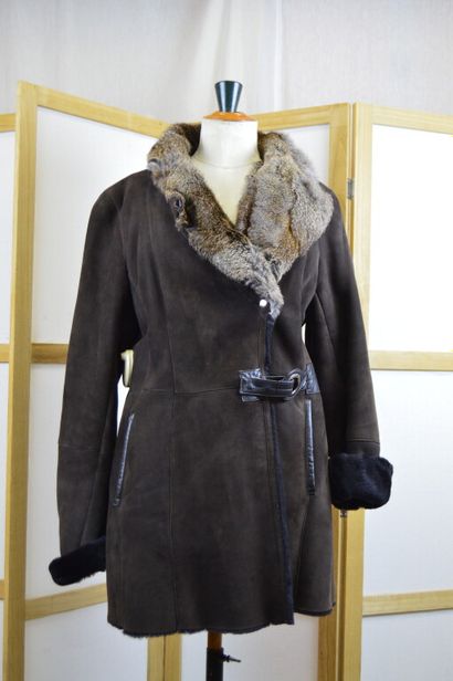 LAUREL

Manteau ¾ en peau lainée marron foncé,...