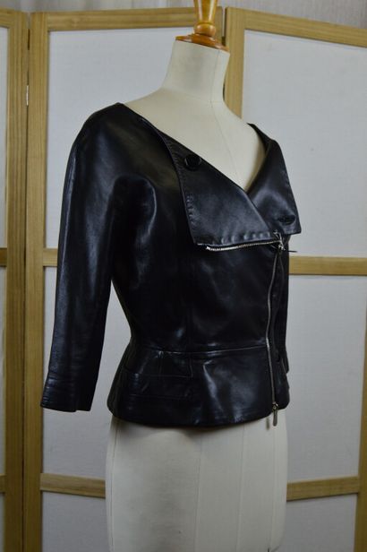 CHRISTIAN DIOR

Veste courte en cuir noir...