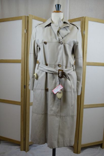 LOUIS VUITTON

Trench en cuir d'agneau beige

Taille...