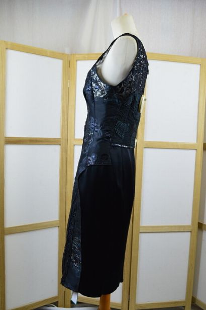 NINA RICCI. 

Robe droite sans manches en...