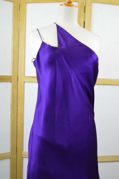 NINA RICCI. 

Robe nuisette à bretelles fines...