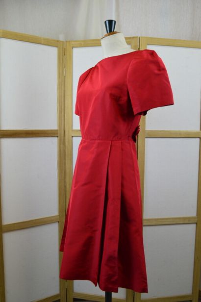 PRADA. 

Robe manches ballon en soie rouge,...