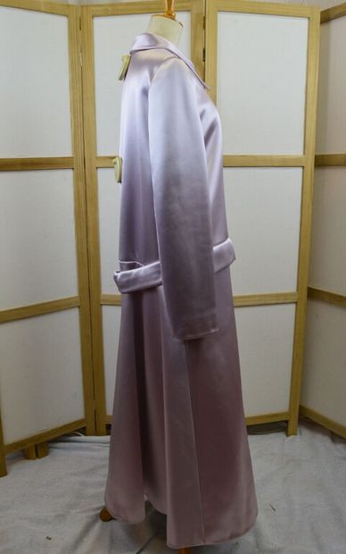 CHLOE.

Manteau long de cérémonie en satin...