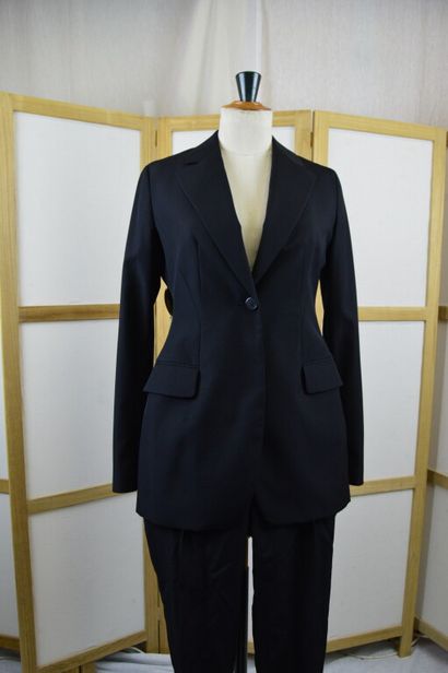 CHRISTIAN DIOR PARIS

Tailleur en crêpe noire...