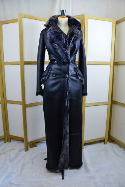 GUCCI

Manteau long en peau lainé noir. 

Taille...