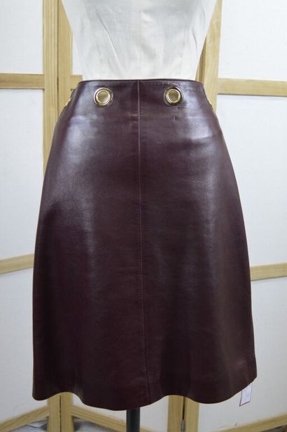 CELINE

Jupe droite en cuir prune avec oeillets.

On...