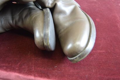 HERMES

Paire de bottes plates en cuir grainé...