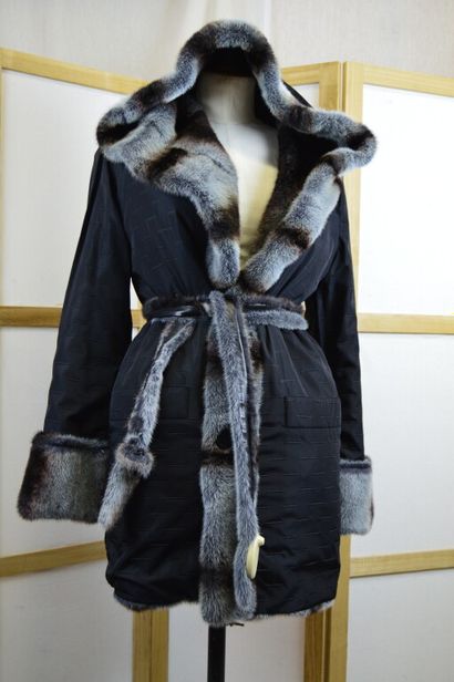 GIULIANA

Manteau 3/4 à capuche en vison...