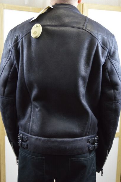 GUCCI

Perfecto d'homme en peau lainée bleu...