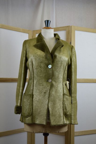 UNGARO

Veste de peau lainé kaki irisé, boutonnage...