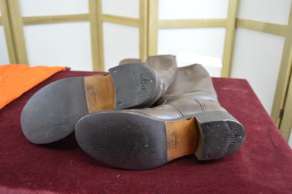 HERMES

Paire de bottes plates en cuir grainé...