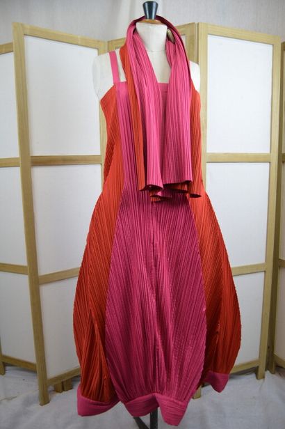 
ISSEY MIYAKE




Robe plissée dit PLEATS...