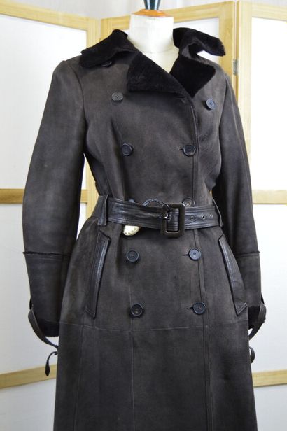 GEORGES RECH 

Manteau long cintré en peau...
