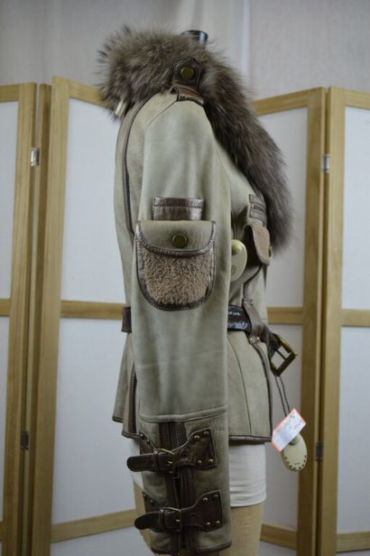 BALMAIN

Veste en peau lainé beige kaki,...