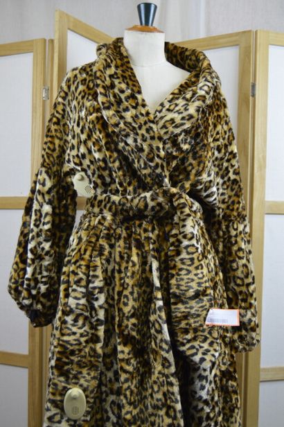 NICA RICCI

Manteau long en fausse fourrure...