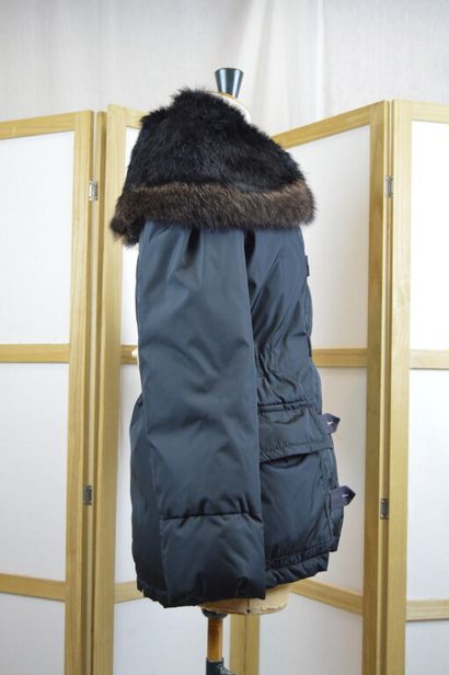 LOUIS VUITTON PARIS

Doudoune courte en nylon...