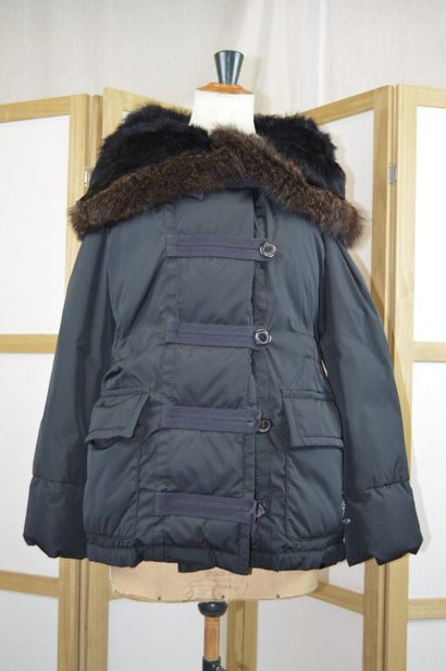 LOUIS VUITTON PARIS

Doudoune courte en nylon...
