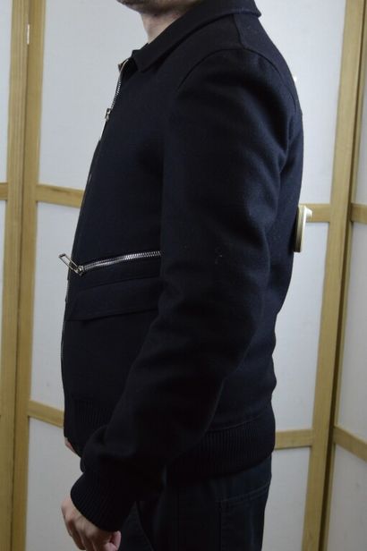 DIOR

Blouson d'homme en lainage noir fermant...