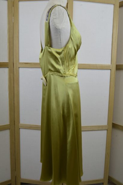 CHLOE. 

(Australie, made in France) 

Robe...