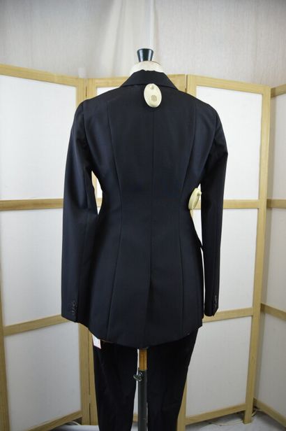 CHRISTIAN DIOR PARIS

Tailleur en crêpe noire...