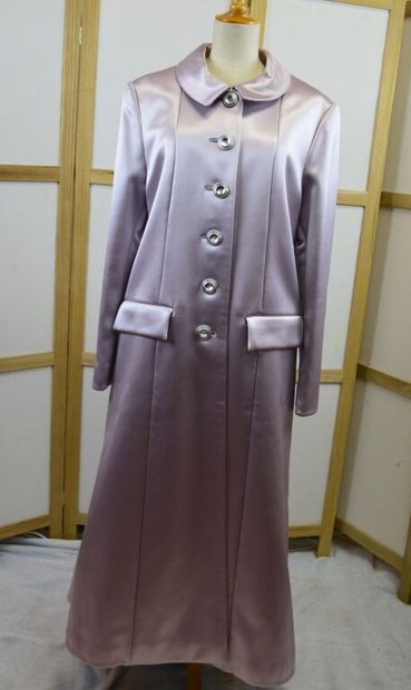 CHLOE.

Manteau long de cérémonie en satin...