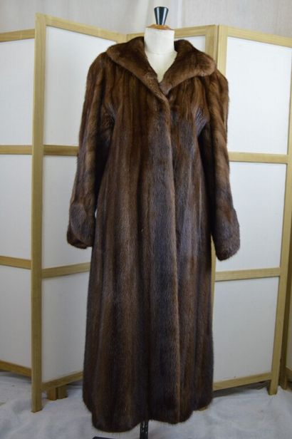 SAGA MINK

Manteau long en vison marron lunaraine....